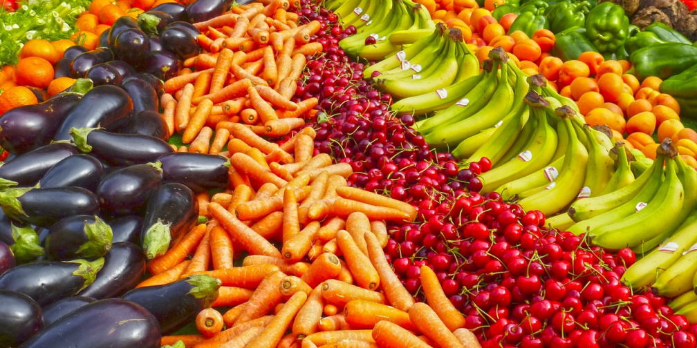12 potravin, které obsahují nejvíce a nejméně pesticidů